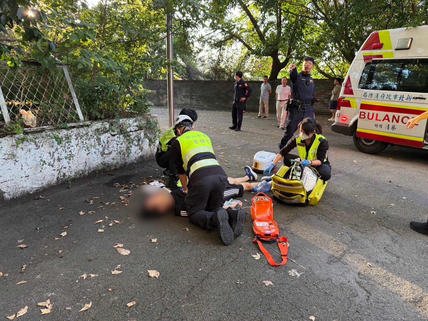 57歲胡姓男子疑在運動時身體不適倒地，當場失去呼吸心跳，情況危急。