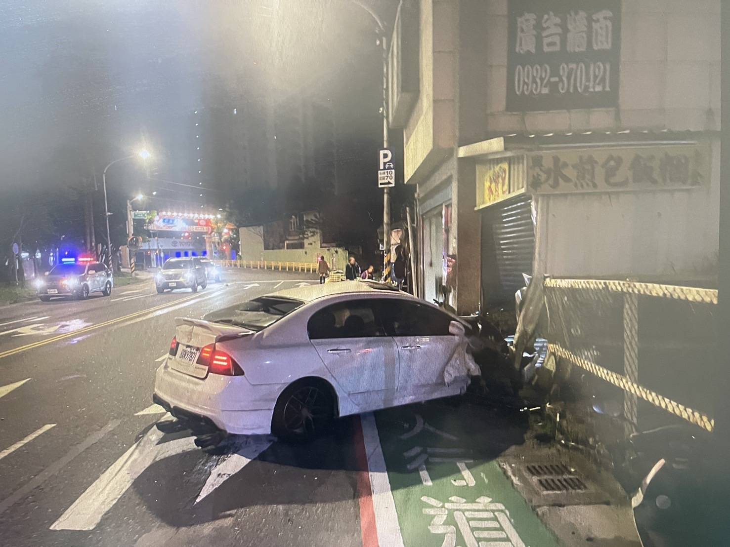 陳姓男子駕駛自小客車從路口駛出時，遭開小貨車闖紅燈的戴男猛然撞上。