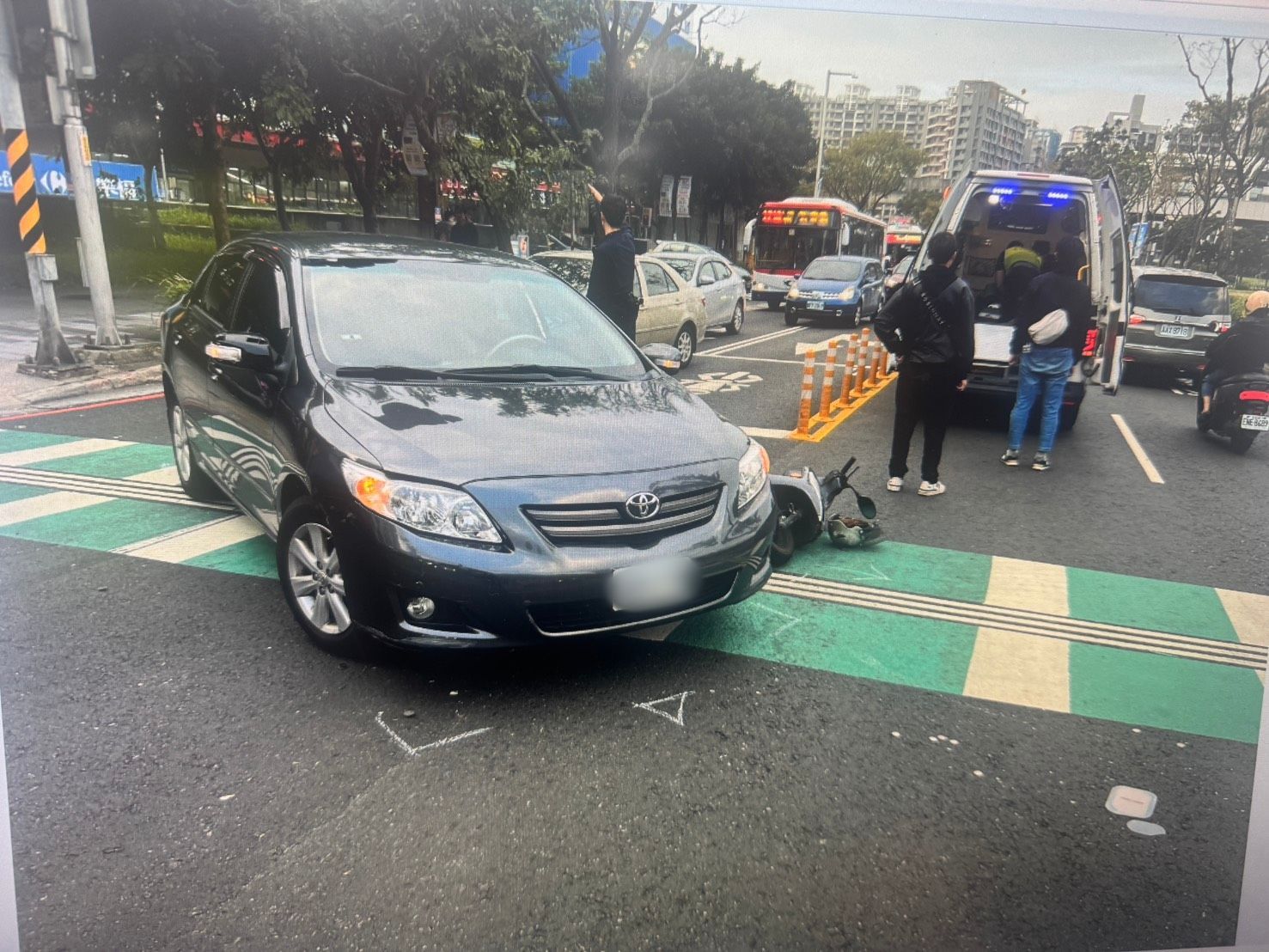 67歲韓姓男子酒後駕車,行經中山北路二段路口時,從最外側車道違規大動作左轉,同向直行的機車騎士猝不及防,發生碰撞。