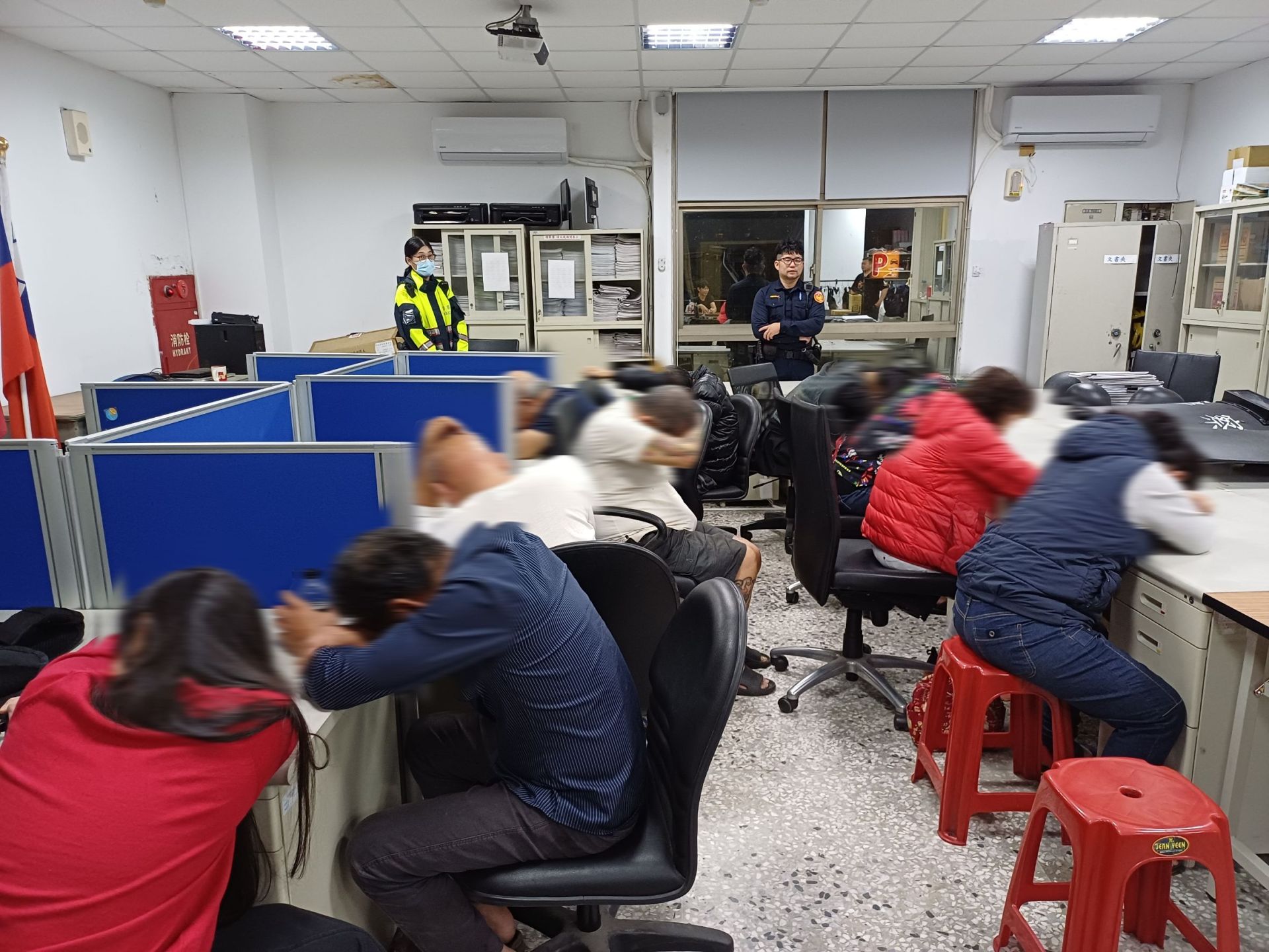 警方逮捕主持賭局的陳姓、曾姓母女檔負責人，以及8名賭客。