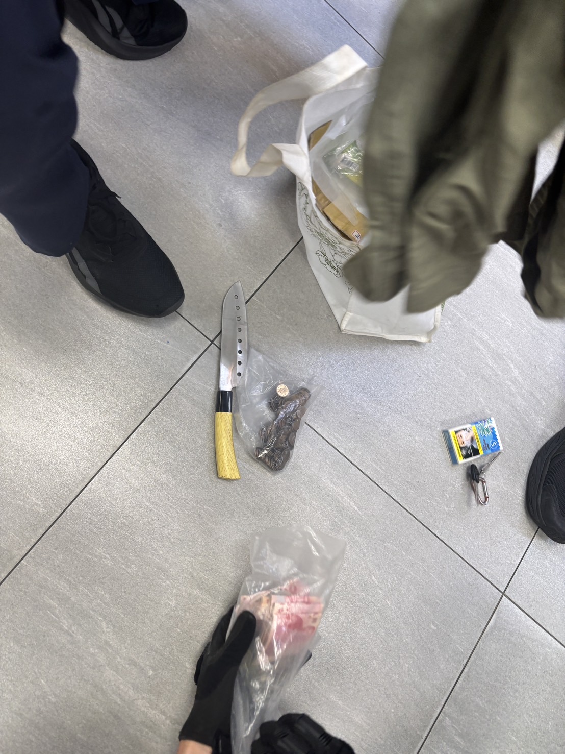 警方在德籍男子行搶後於周遭1家超商內將其查獲，並當場查扣作案用的水果刀，以及剩餘贓款9915元、香菸等證物。