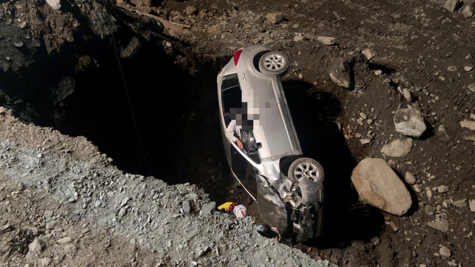 警消獲報趕抵時，妻子已自行脫困，坐在溪床旁的大石上等候救援；丈夫則仍受困於變形車體內。