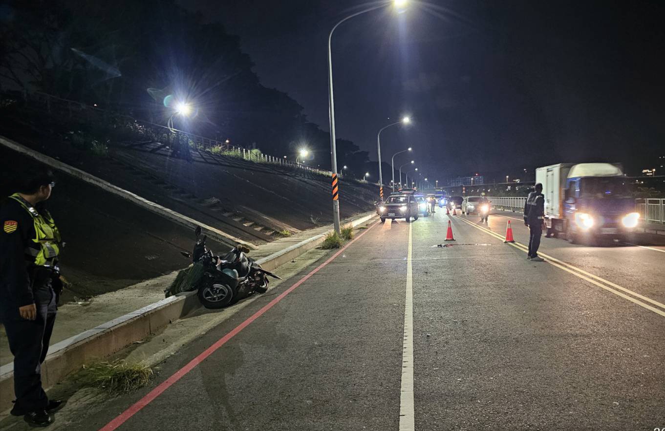51歲賴姓男子疑似違規穿越大漢溪堤外便道,遭反應不及的35歲莊姓機車騎士撞上。