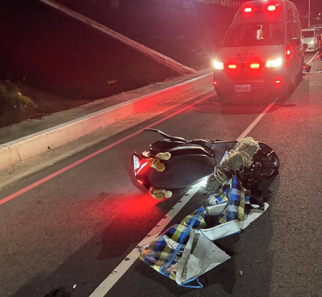 51歲賴姓男子疑似違規穿越大漢溪堤外便道,遭反應不及的35歲莊姓機車騎士撞上。