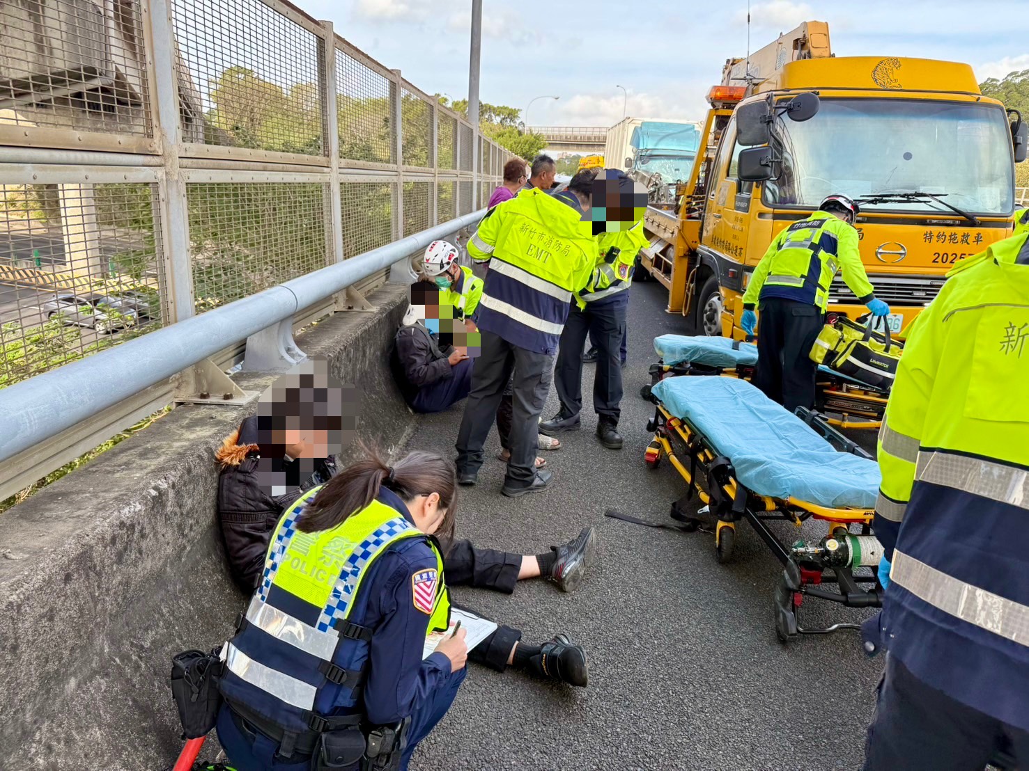 國道3號北上新竹系統路段今(27)日上午8時許發生嚴重的7車連環追撞事故。