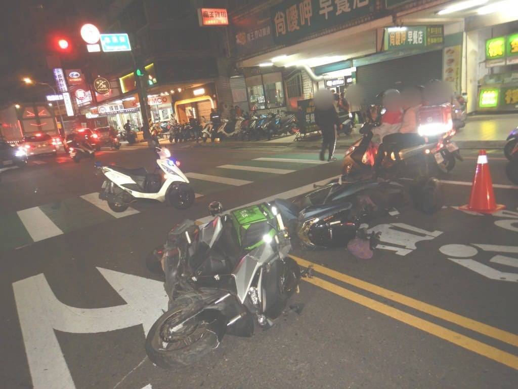 桃園市八德區和平路、忠勇路口，昨（26）日晚間20時許發生1起機車碰撞事故。