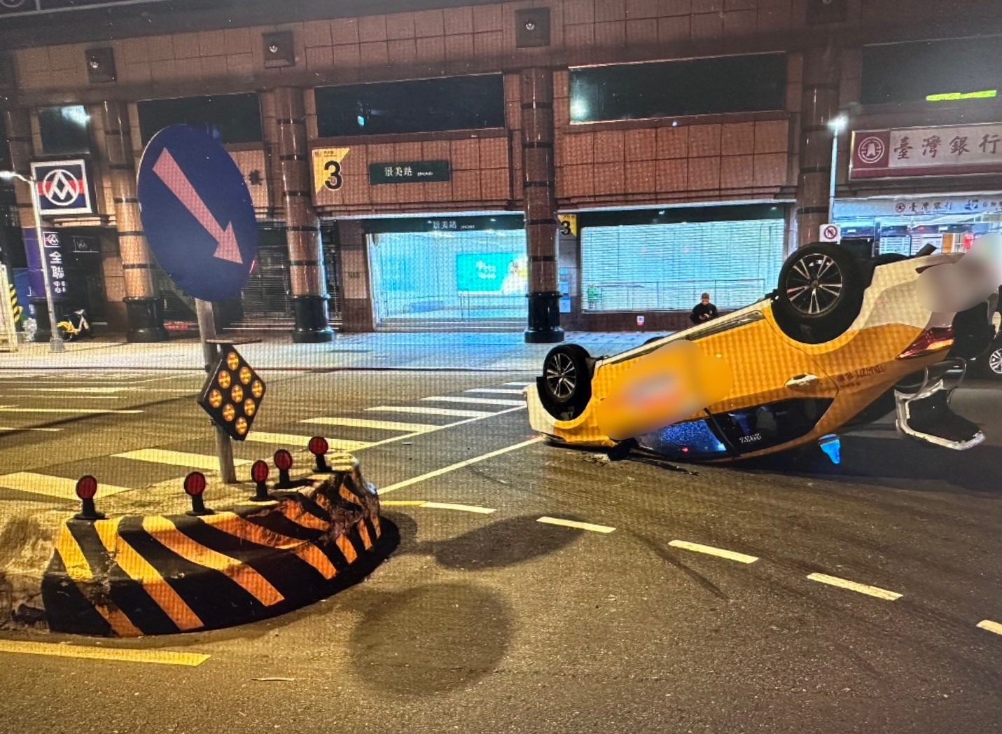 台北市文山區今（29）日凌晨發生1起自撞車禍。