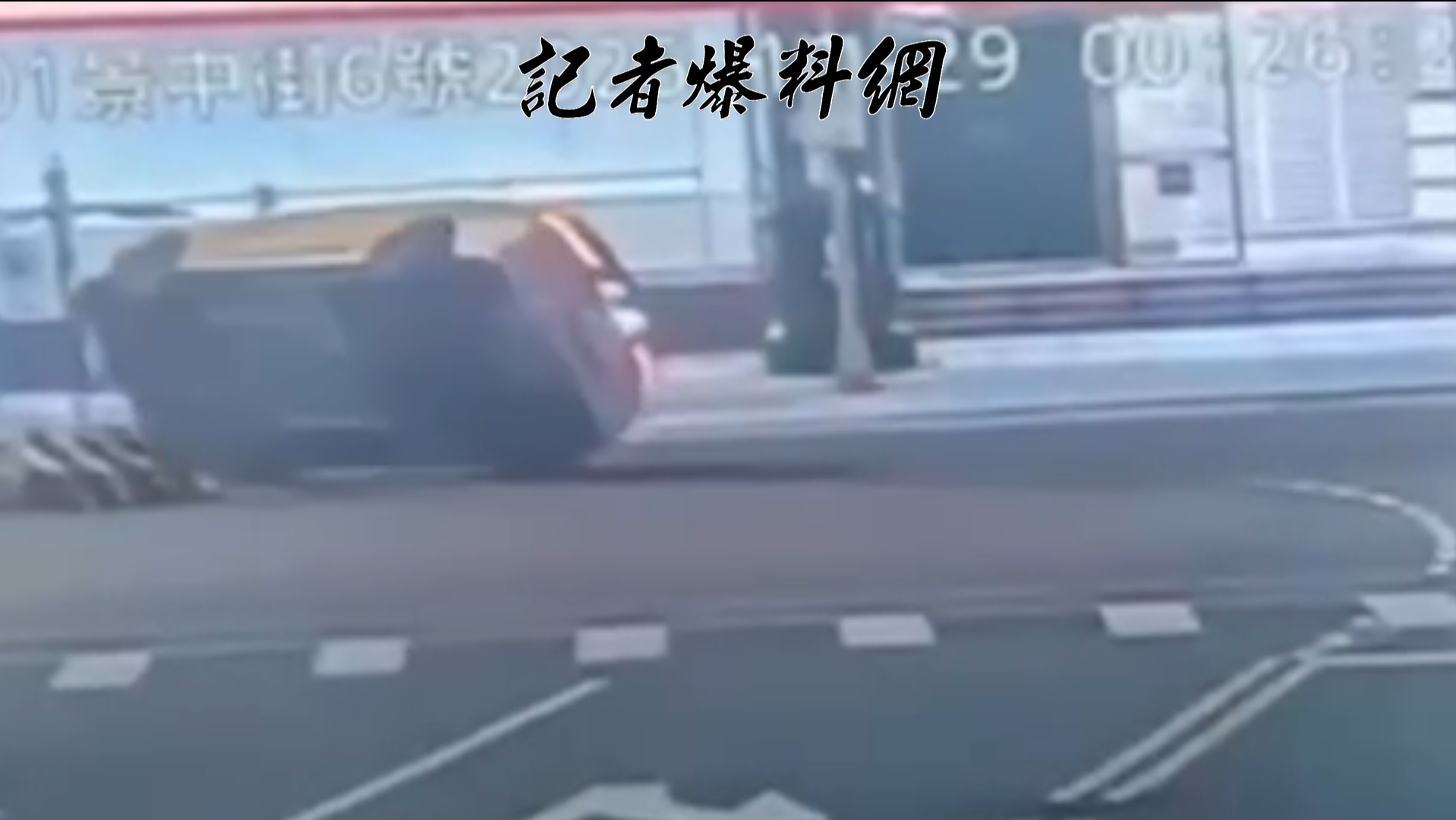蕭姓司機開著計程車，沿景中街東往西內側車道行駛，準備往南左轉進入羅斯福路六段時，左側車身直接撞上行人庇護島。