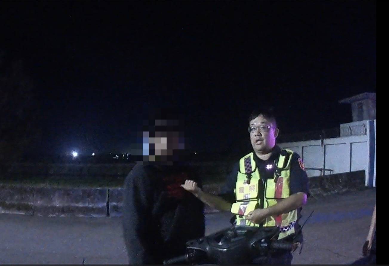 警方一路尾隨並通報線上警力支援，最終在石門區台2線31.7公里處成功將人車攔停。