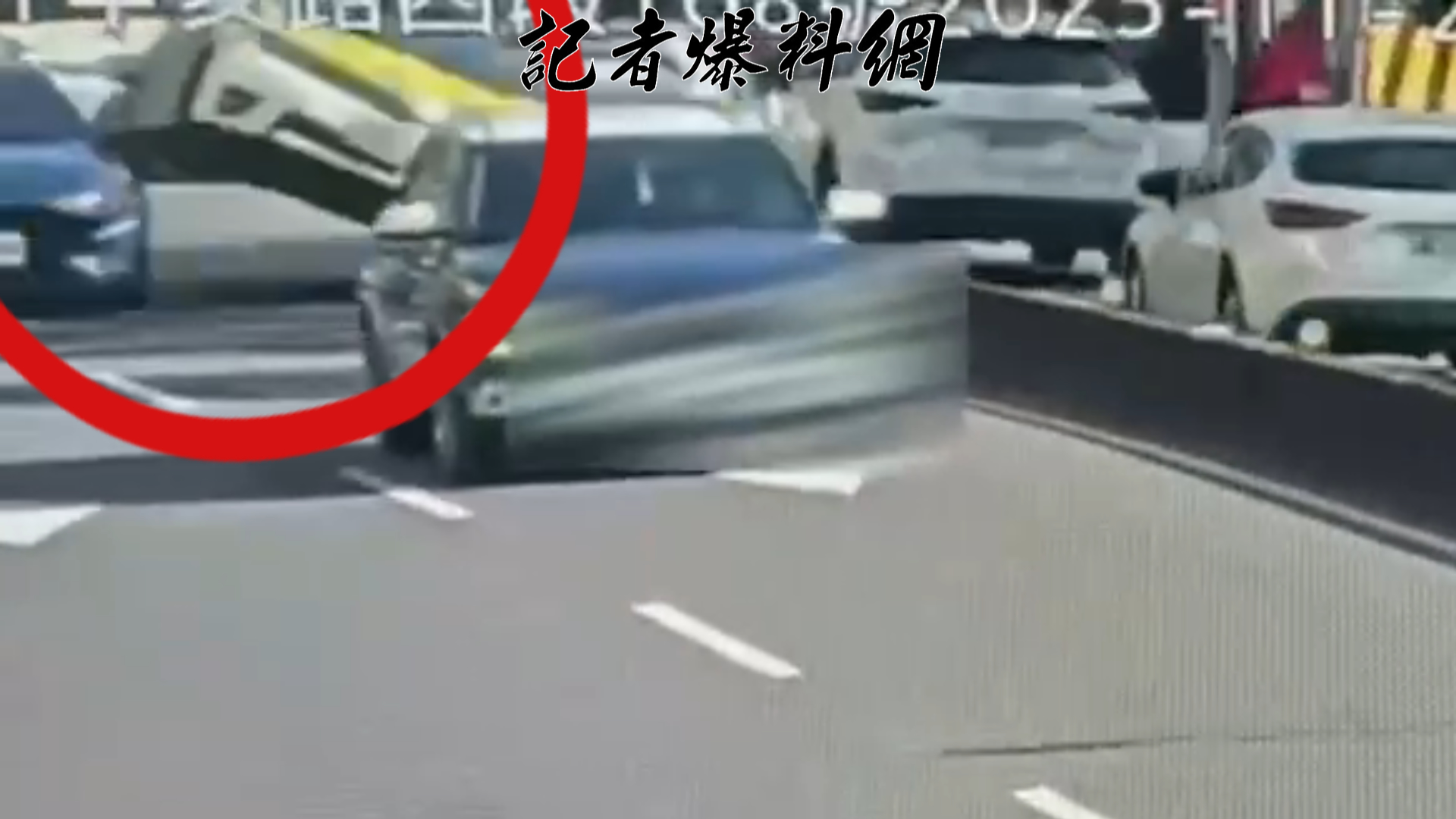 蕭姓男子所駕駛的計程車遭突如其來的擦撞導致計程車瞬間失控，沿著一旁的紐澤西護欄斜向刮蹭長達10公尺後，整台車當場側翻，呈「90度側躺」狀態。