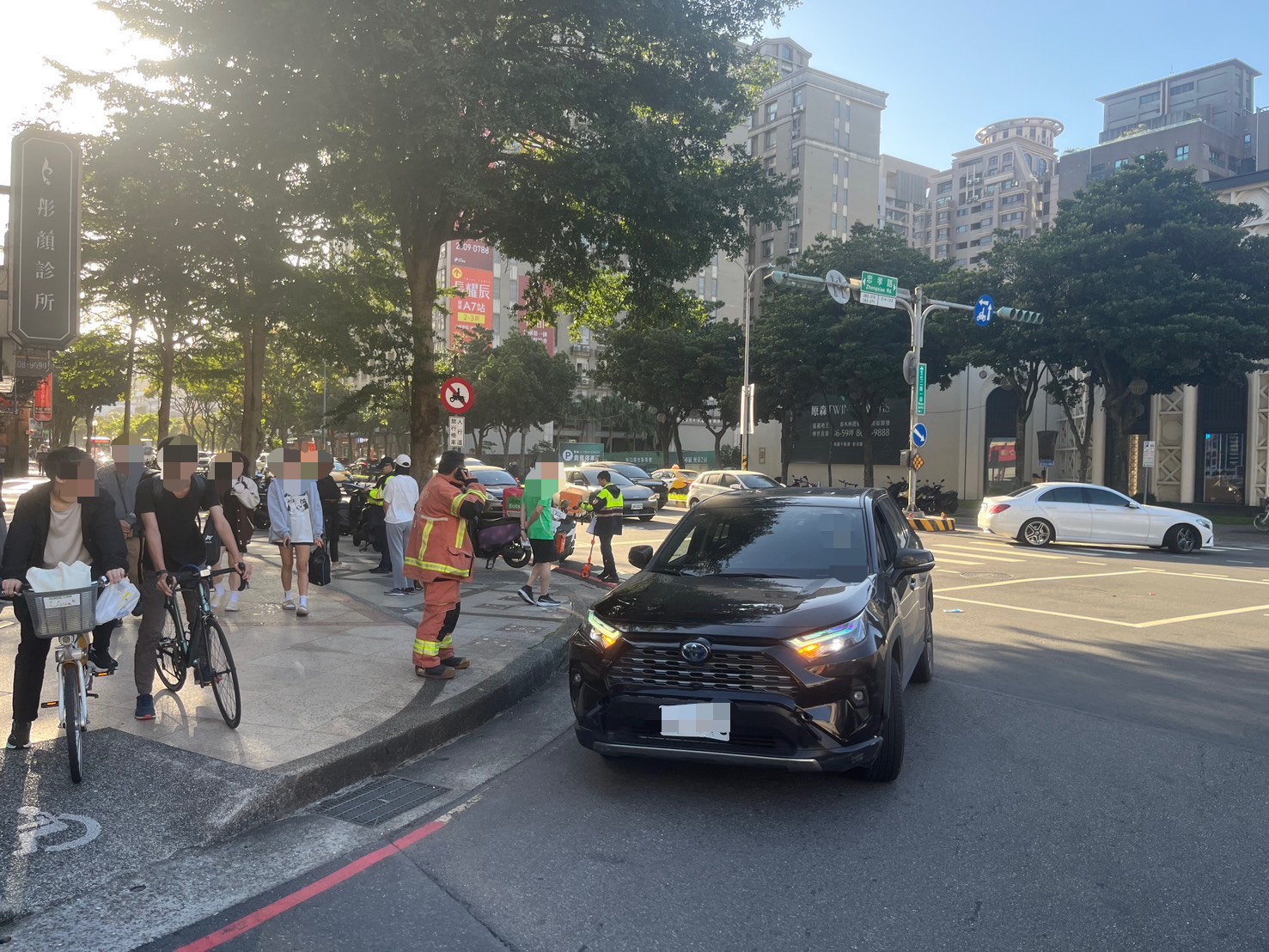 劉姓雙寶媽行經路口時，疑似未注意車前狀況，在未踩煞車的情況下，直接追撞前方停等紅燈的3輛機車。