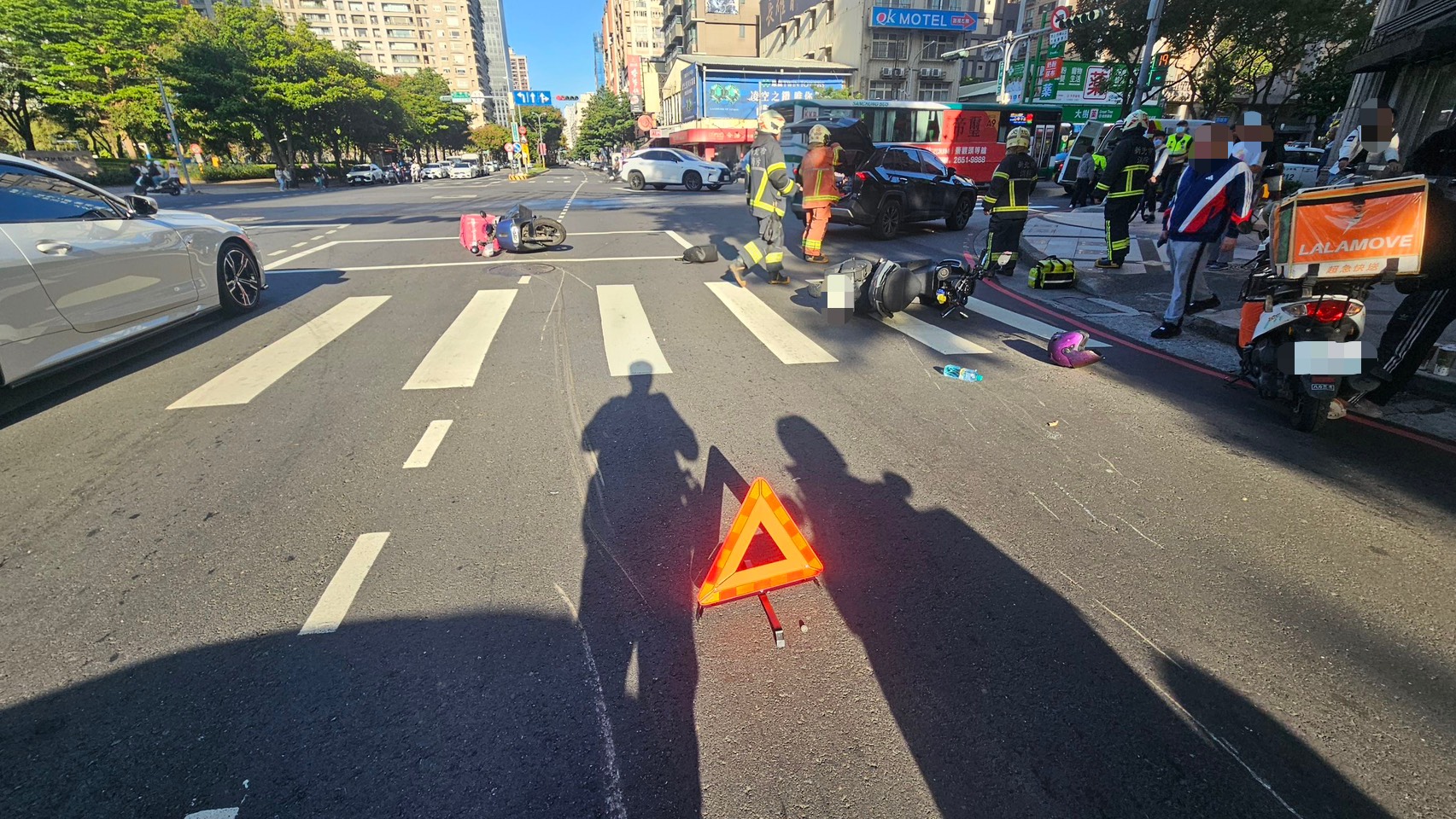 新北市林口區文化二路、忠孝路口，今（29）日下午14時許發生1起休旅車追撞多輛機車的交通事故。