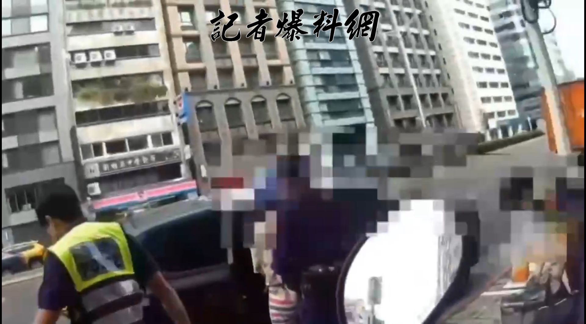 員警確認傅女因竊盜罪嫌，遭高雄地檢署發布通緝，當場依法宣讀權利並將其上銬逮捕。