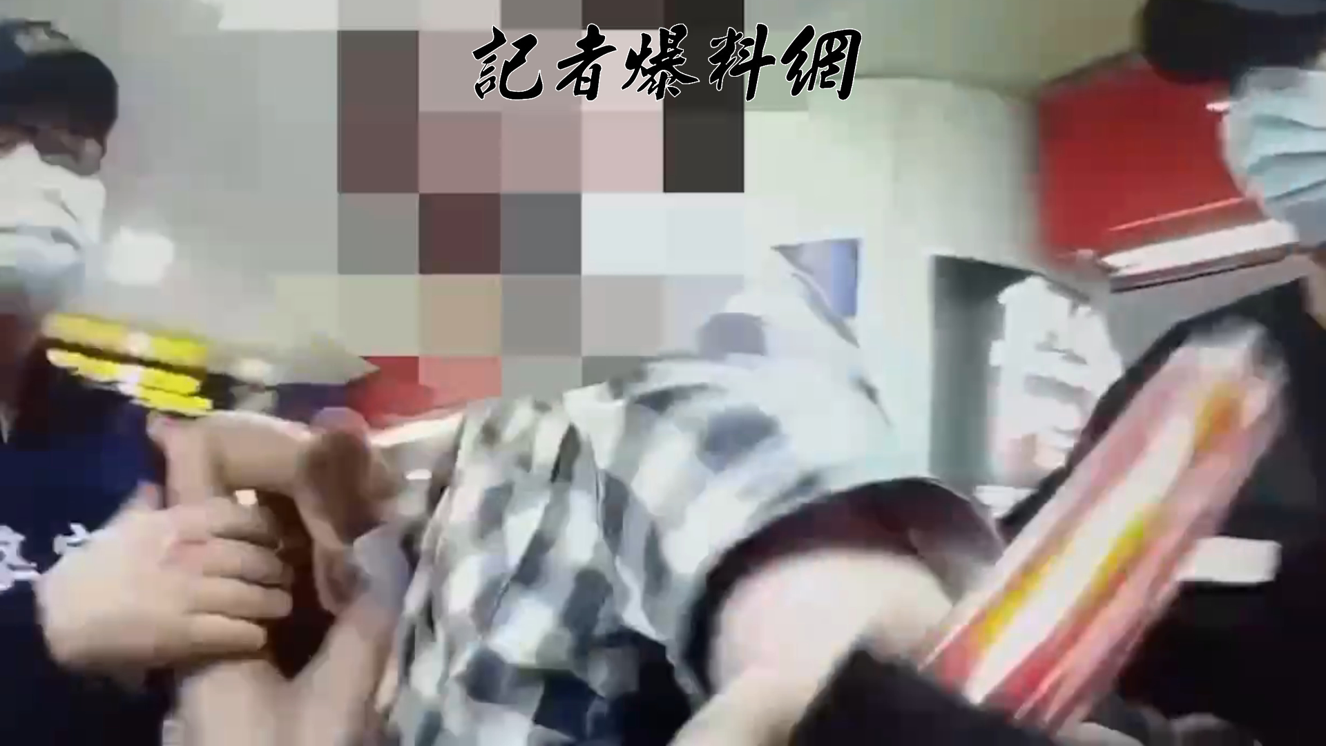 廖男疑酒後搭乘捷運，對1名外籍女子做出親吻肩膀的行為。