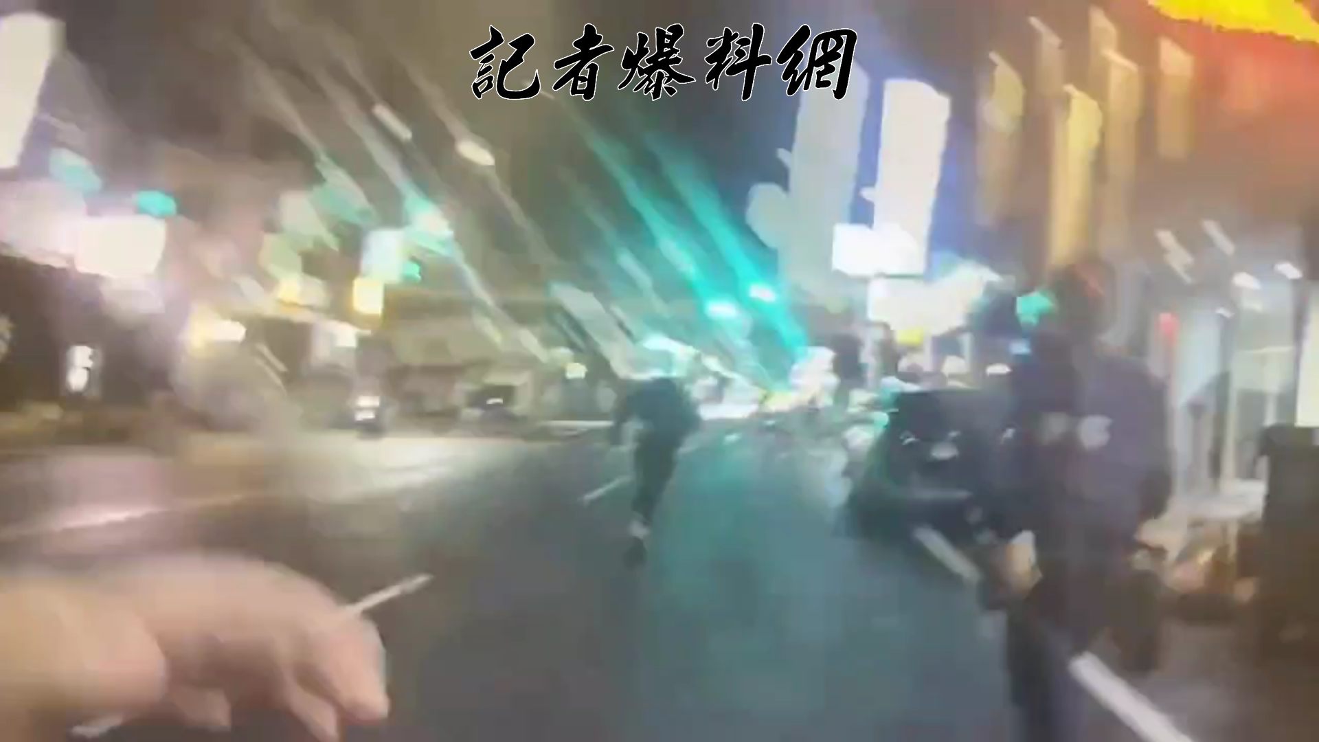 越南籍阮男拔腿狂奔，員警緊追在後，雙方追逐約100公尺後，阮男不慎跌倒在地遭員警制伏。