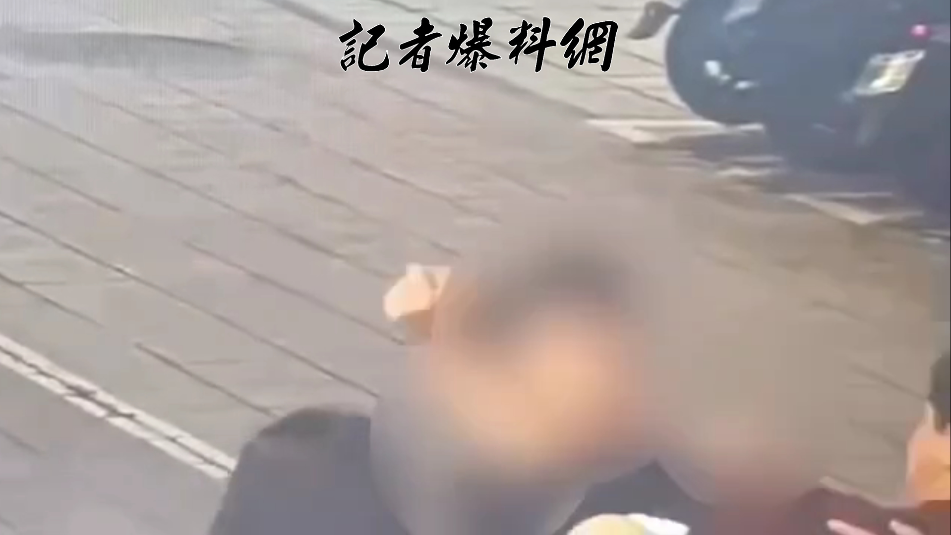 吳姓男子將車輛違規停在夜市入口處，看見3位來自馬來西亞的遊客持手機拍攝其車牌，誤以為對方是檢舉魔人，憤而上前理論並爆發肢體衝突。