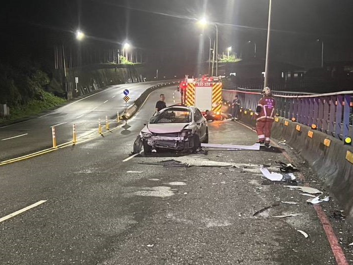 李男疑因車速過快，導致車輛在路面打滑失控，隨後自撞路邊護欄，因撞擊力道猛烈，車輛反彈後逆向停在外側車道。