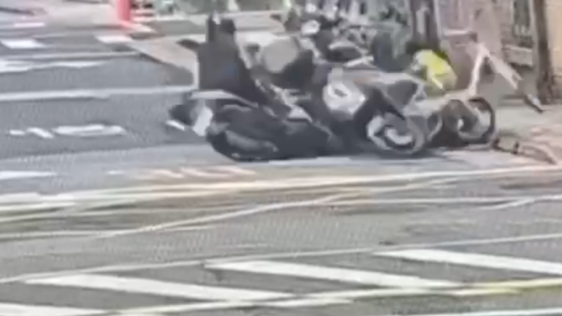 25歲凌姓男子在12小時內豪飲約15瓶啤酒後，酒意未消就騎車上路。卻因不勝酒力在松山區三民路一帶失控，一連撞倒路邊停放的4輛機車和1輛腳踏車。