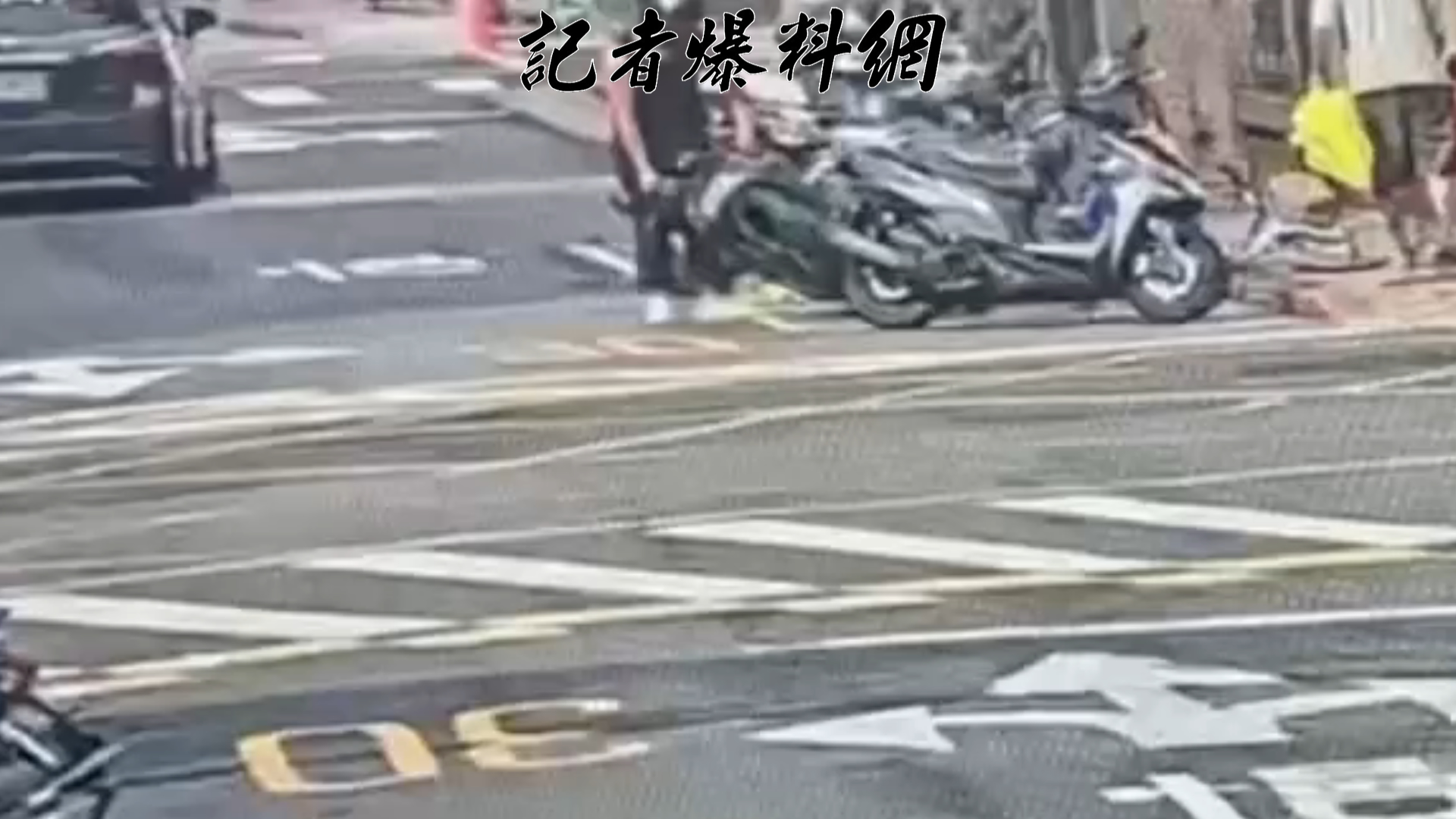 凌男將倒地機車牽回機車格。