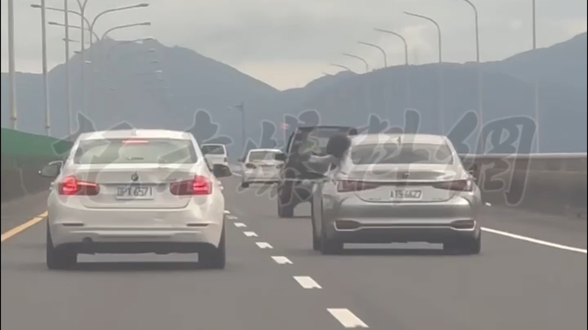 米漿、凌志國5玩命互砸水球衛生紙如「瑪利歐賽車」 警要調影像追查