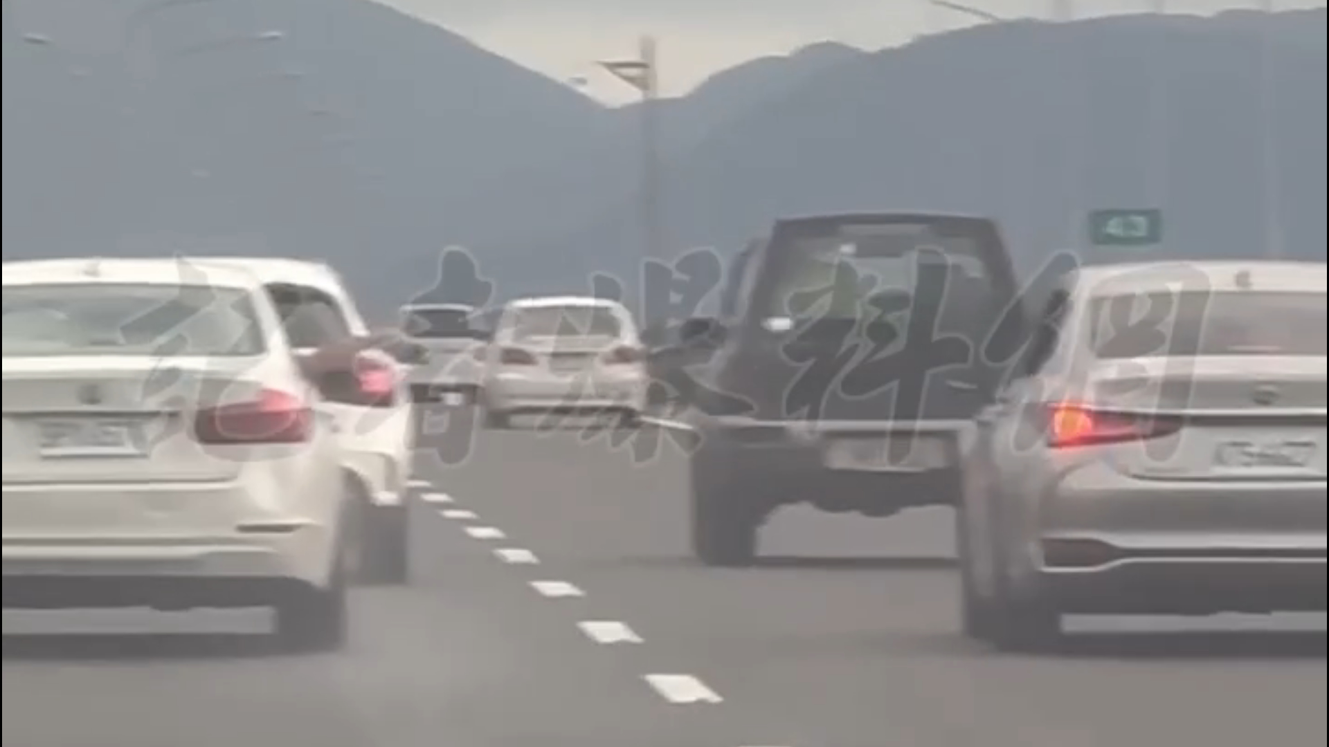 BMW副駕駛座乘客也不甘示弱，隨即將疑似衛生紙團的物品丟回反擊，精準命中銀車駕駛座擋風玻璃，隨後還伸手做出下壓手腕及挑釁般的「KO」手勢。