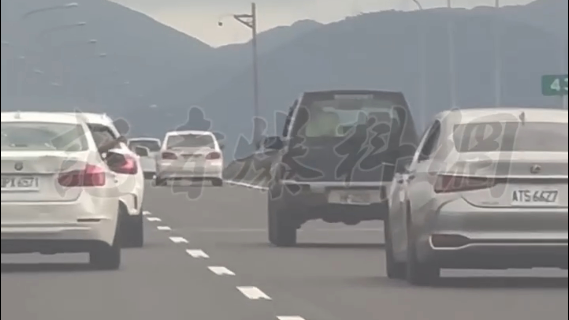 BMW副駕駛座乘客也不甘示弱，隨即將疑似衛生紙團的物品丟回反擊，精準命中銀車駕駛座擋風玻璃，隨後還伸手做出下壓手腕及挑釁般的「KO」手勢。