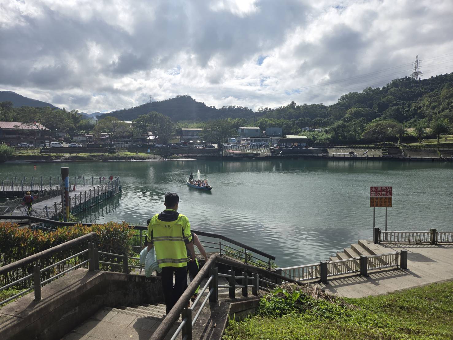 警消人員獲報趕抵碧潭東岸渡船頭時,發現黃男已無生命徵象,後續於11時29分將遺體打撈上岸。