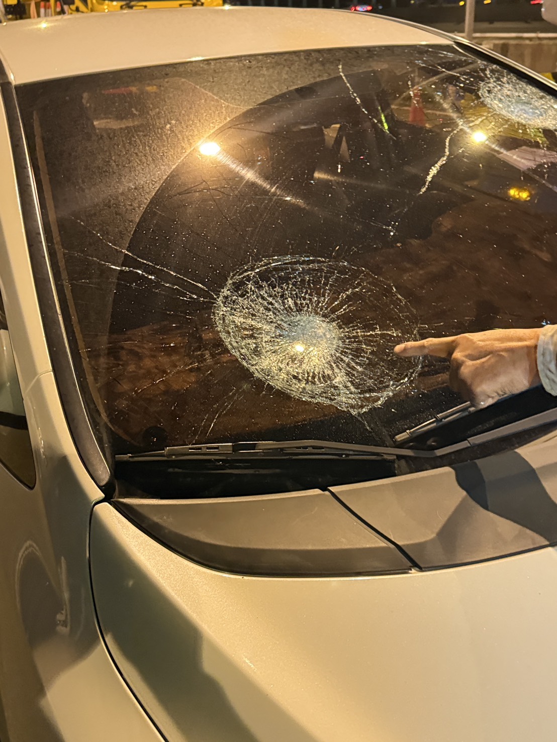 賴男持榔頭毀損施男的車輛。