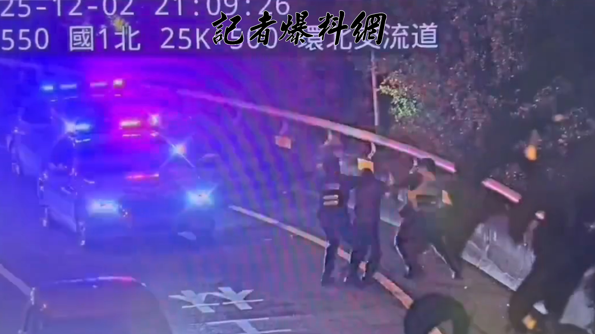 警方獲報到場喝令賴男丟掉榔頭就逮，但賴男抵死不從，雙方發生拉扯。