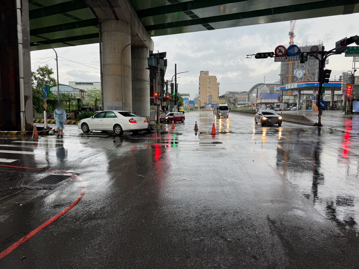 警方在朱男駕駛的白色車輛內查獲大量毒品。
