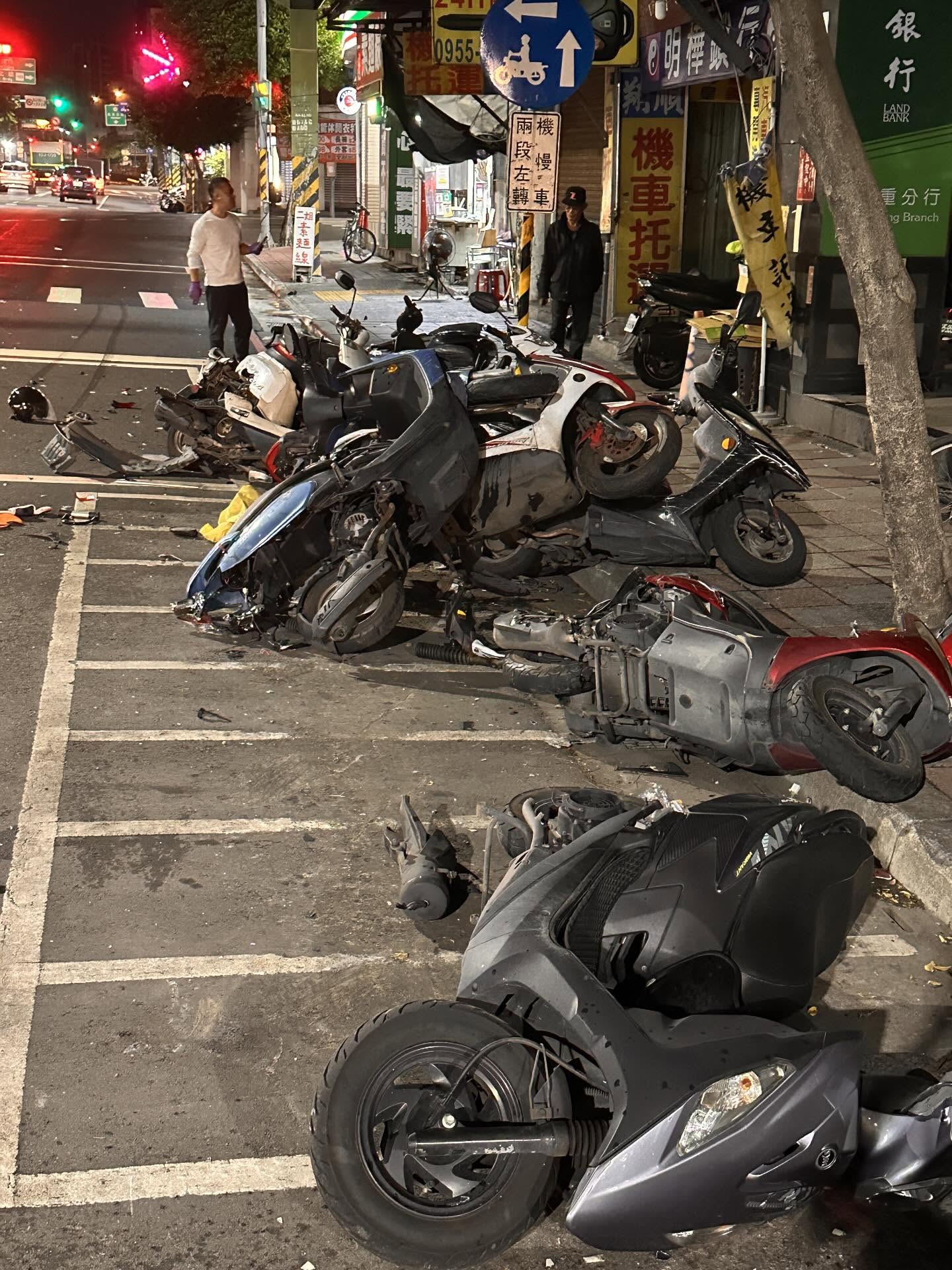 蔡女駕駛車輛突然向右偏移，直接掃翻路旁停車格內的10輛普通重型機車。