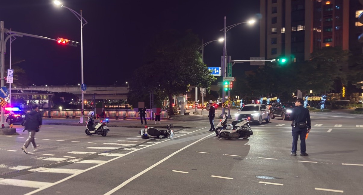 新北市新莊區昨（2）日晚間18時許發生1起警用機車與民用機車的擦撞事故。