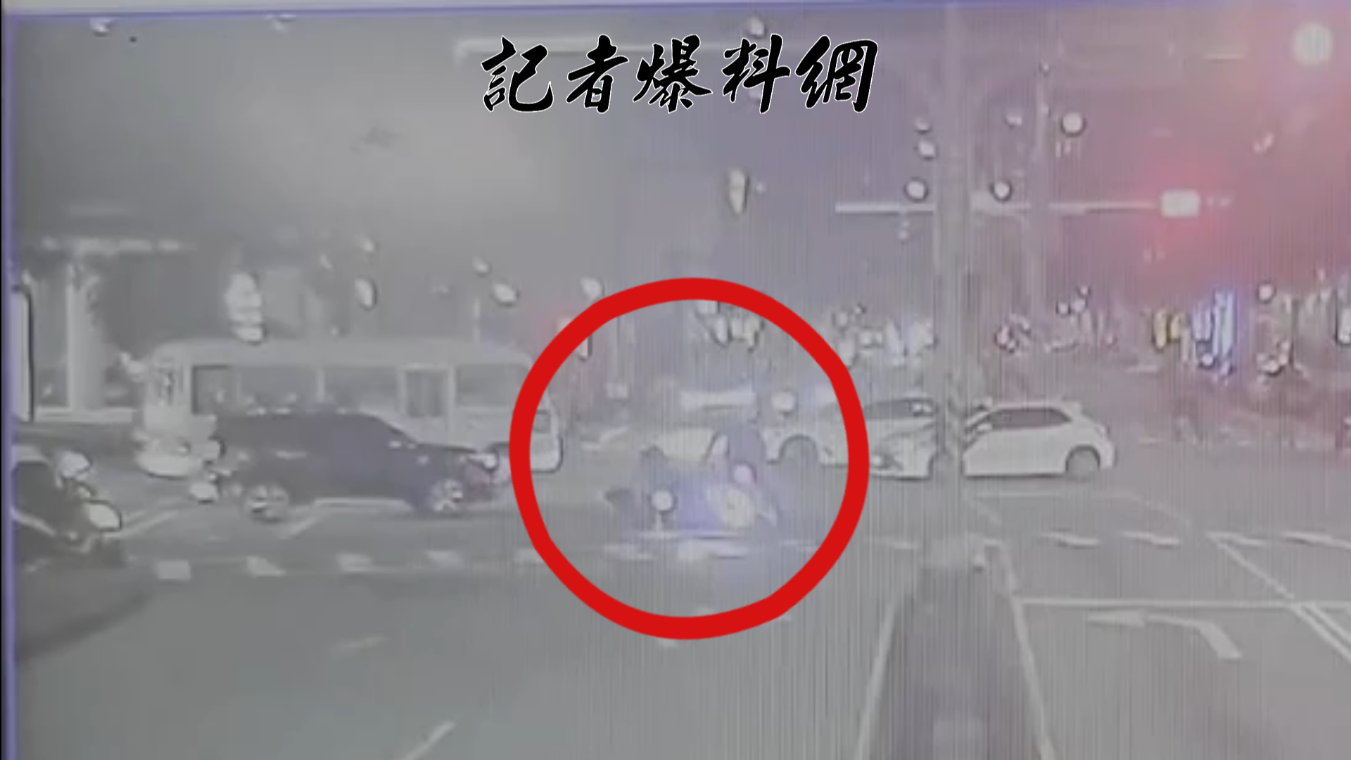 薛姓員警「趕現場」，依規定開啟警示燈及蜂鳴器，不過綠燈直行的劉女疑似未注意或未聽見警示音，雙方在路口發生擦撞。