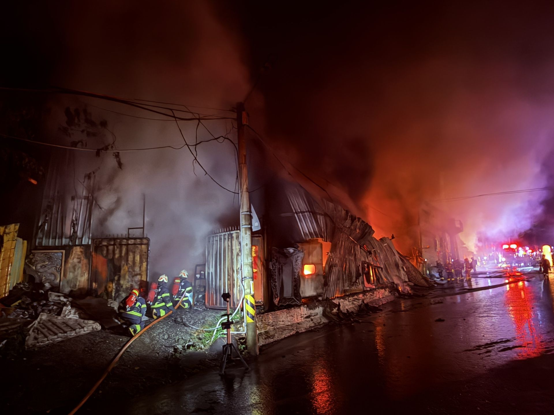 新北市八里區龍米路一段一帶,今(7)日凌晨4時許傳出工廠火警。