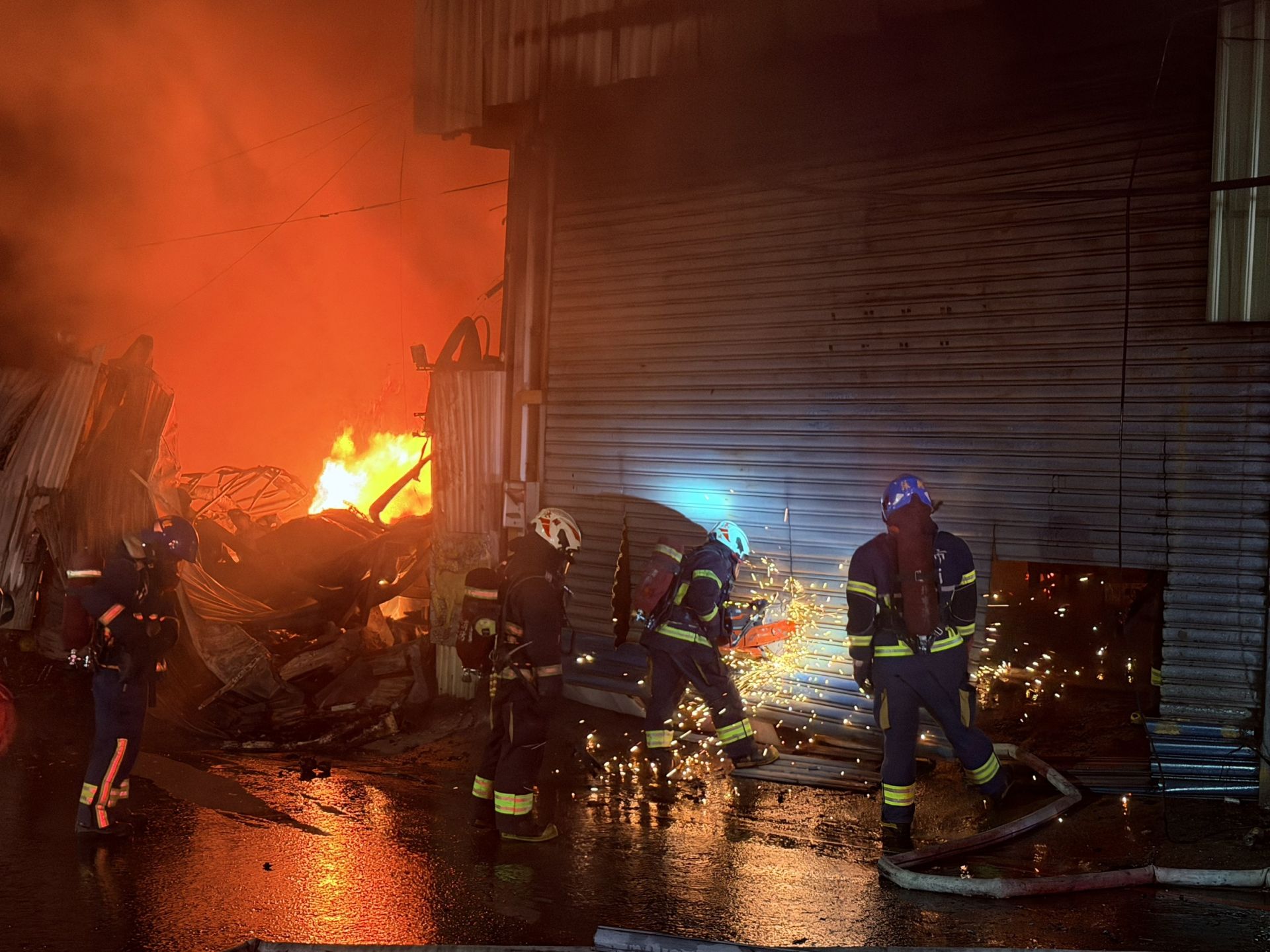 新北市消防局緊急出動159員、60輛車前往搶救。