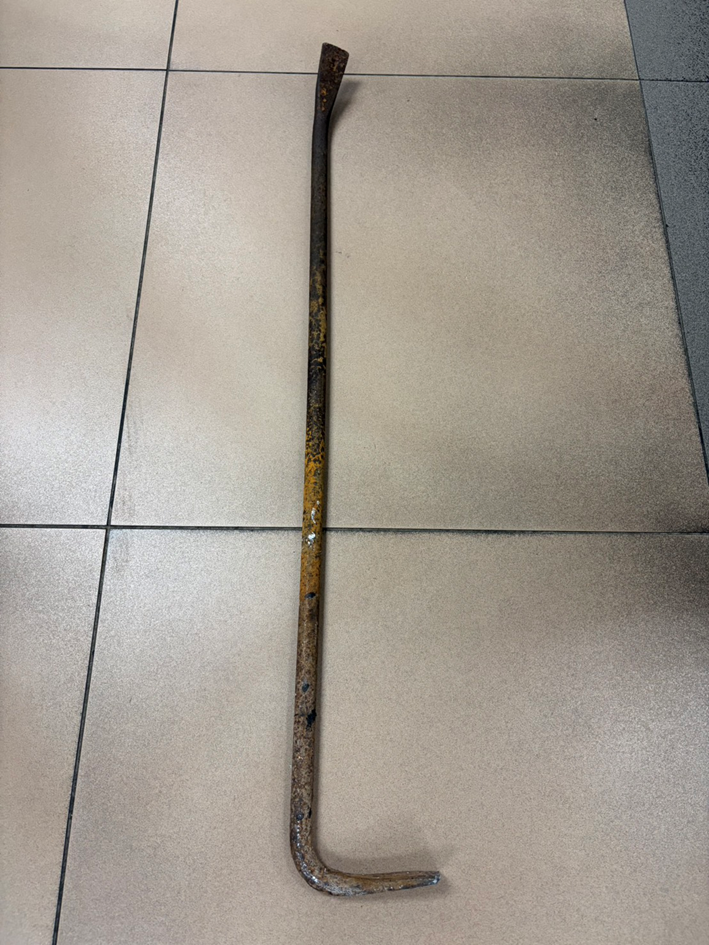 蔡男所持鐵撬。