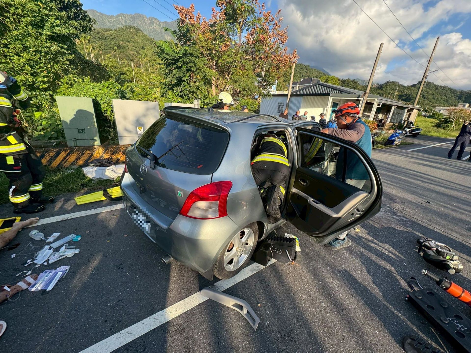 台東縣成功鎮麒麟路一帶，今（7）日清晨7時許發生嚴重自小客車交通事故。