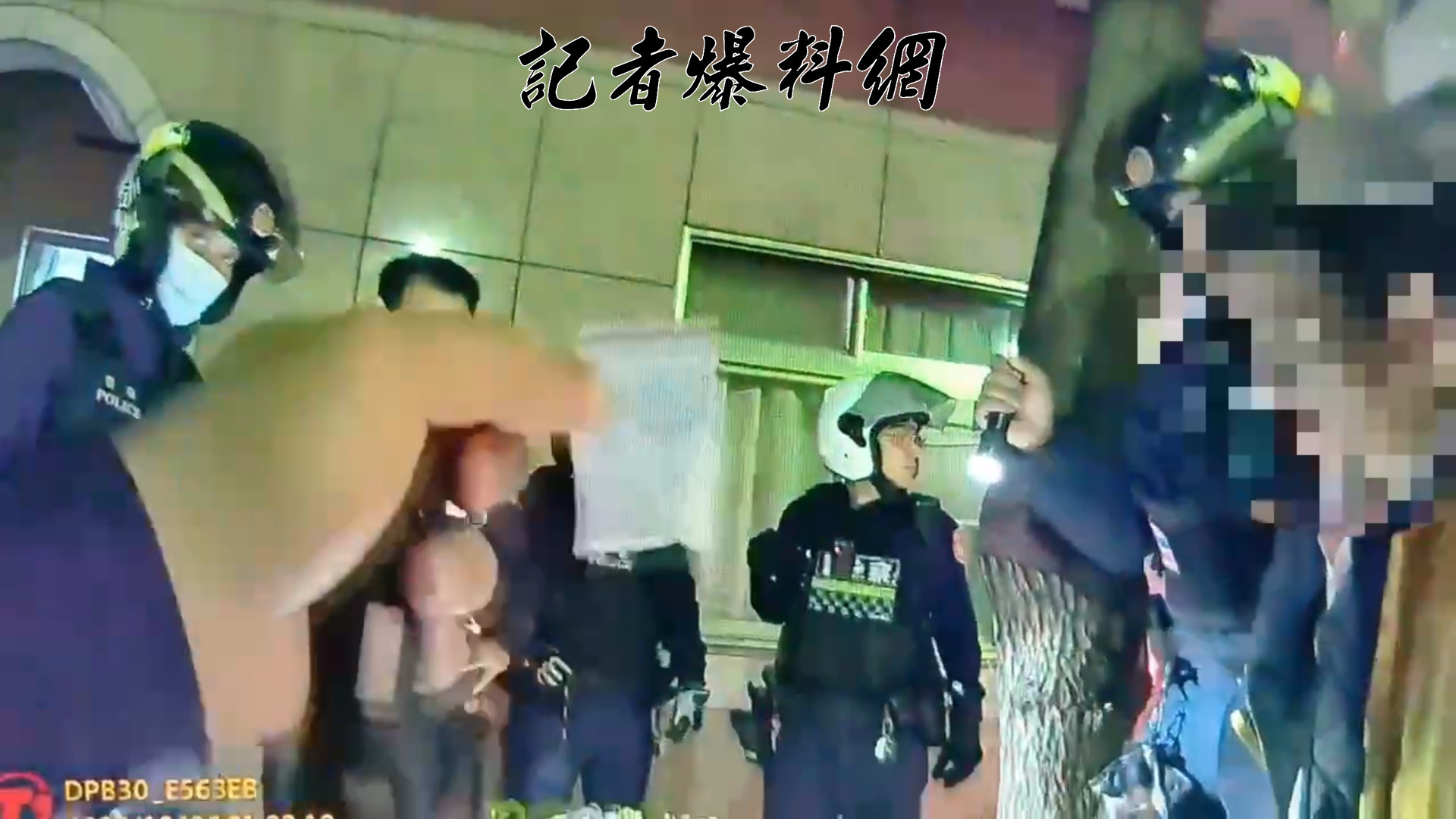 吳男身上被搜出毒品時情緒激動,一度作勢搶回毒品,警方合力將吳男制伏逮捕。