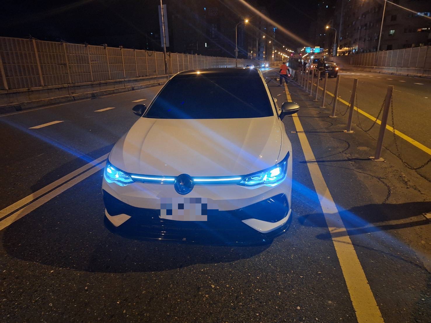 李姓男子駕駛自小客車行經該處對向車道，底盤壓到散落物後受損，車輛隨即動彈不得。