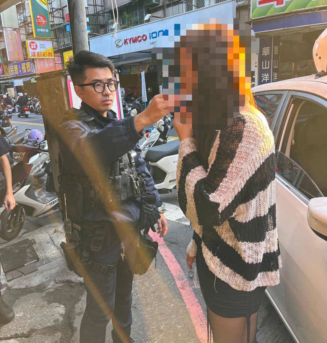 新北市新莊區1名31歲李姓男子男扮女裝,穿著「窄裙黑絲」開車載著剛認識的36歲方姓男網友去上班。