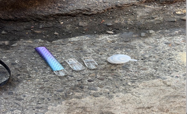 坐在副駕駛座的方姓男子,手持不明電子煙,一與警員眼神交會,隨即神情慌張將物品迅速塞入外套口袋。