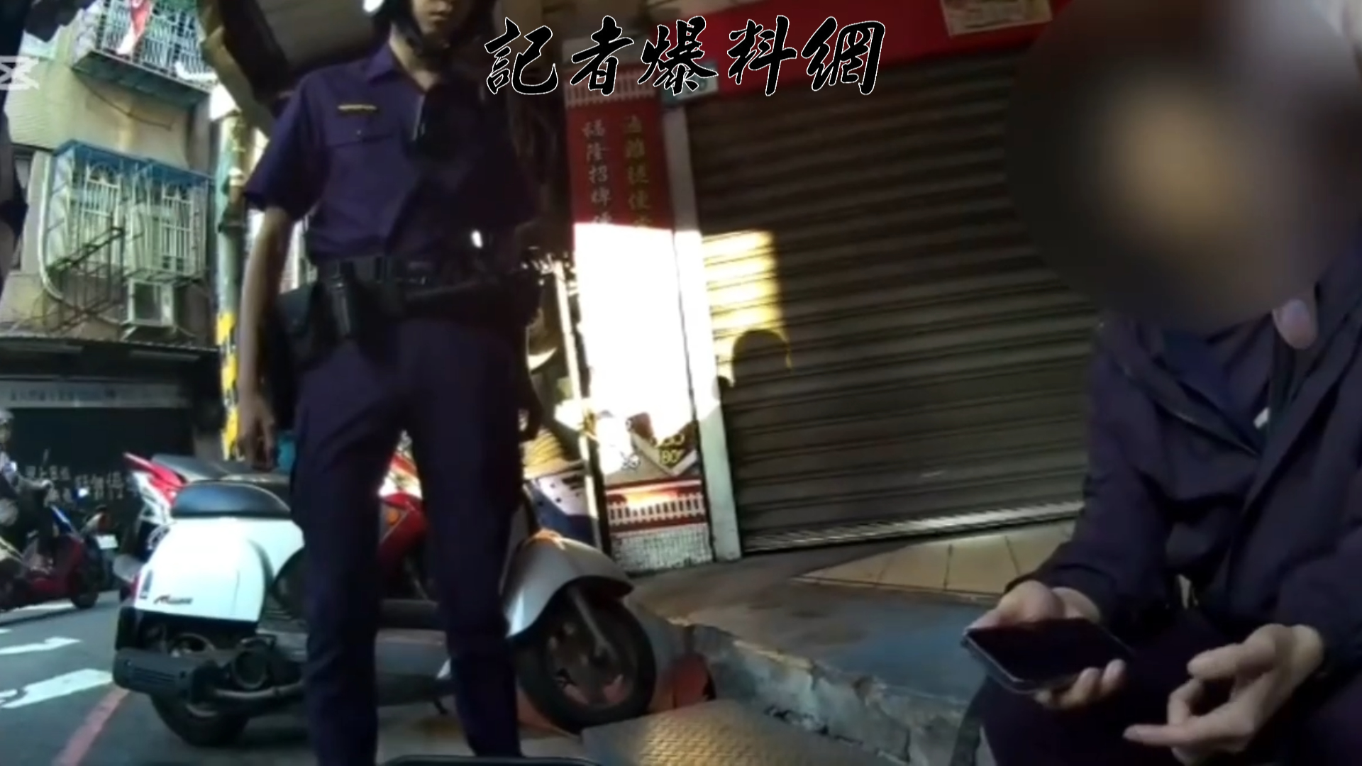 坐在副駕駛座的方姓男子,手持不明電子煙,一與警員眼神交會,隨即神情慌張將物品迅速塞入外套口袋。