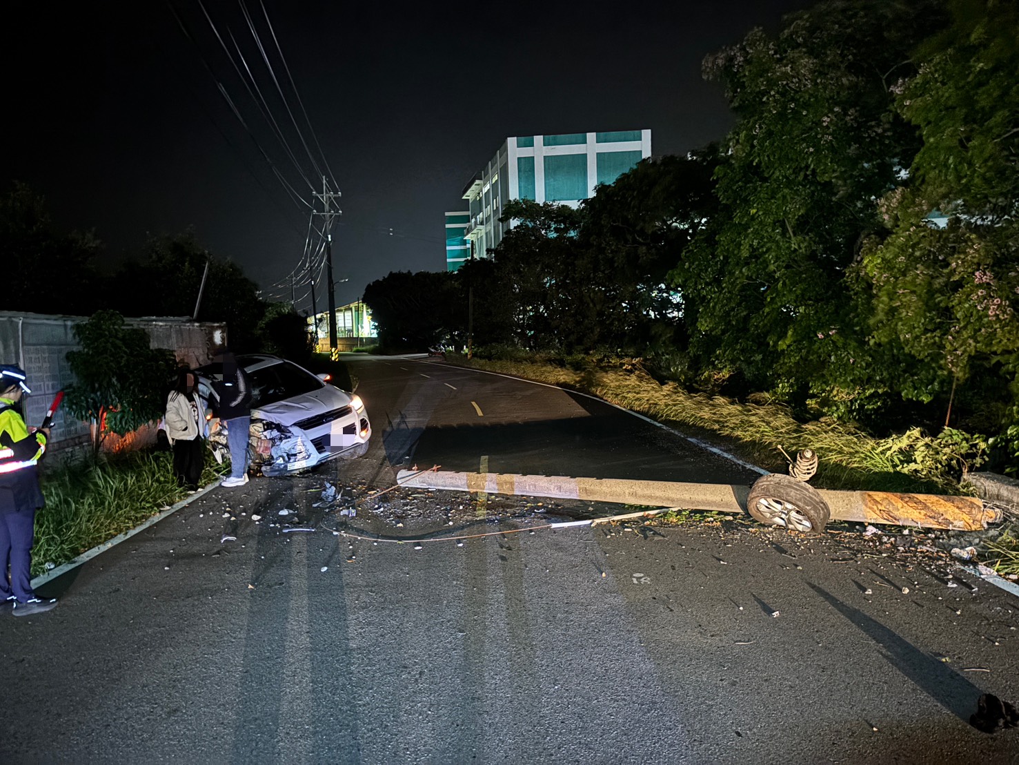 桃園市新屋區昨(14)日深夜22時許發生1起自小客車自撞電線桿的車禍。