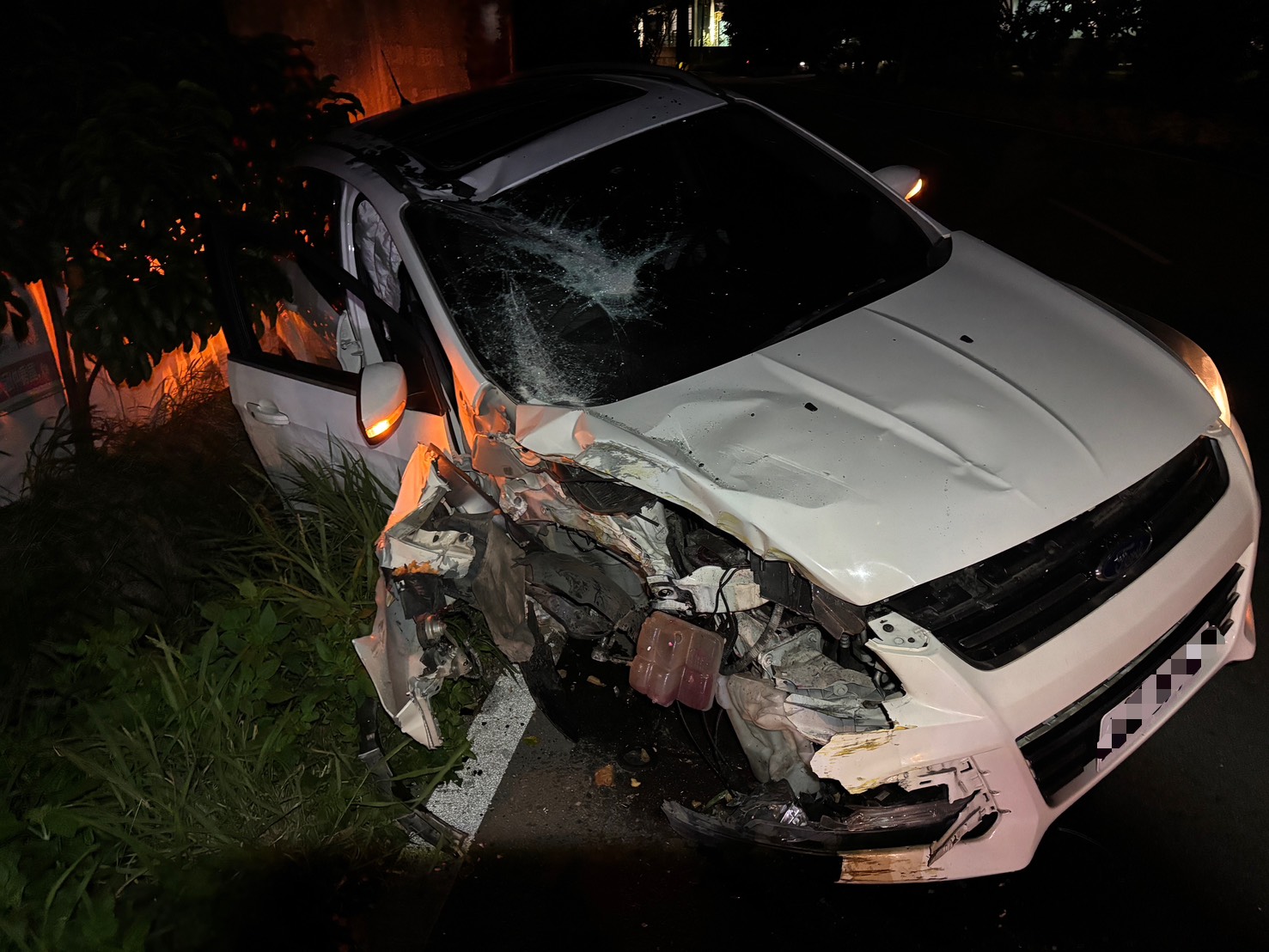 越南籍高姓男子酒後駕車,自撞電線桿車輛飛起後落地,安全氣囊爆裂,車頭嚴重毀損。