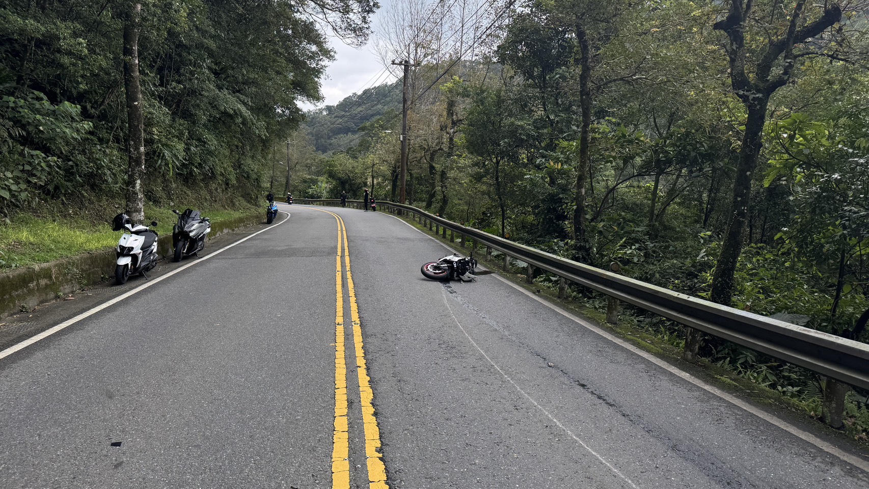 2歲王姓男子騎乘新車要價新台幣30萬元起的APRILIA RS457大型重機車,由新店往宜蘭方向行駛,行經北宜公路32.4公里處過彎時,疑因打滑失控自摔倒地。