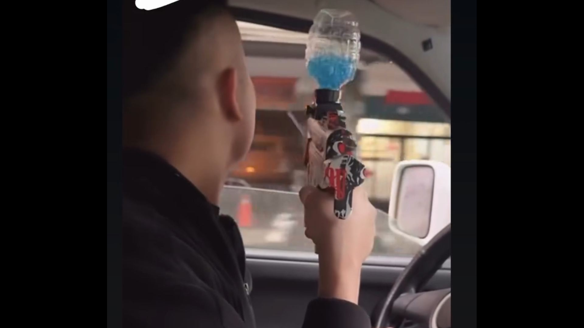 24歲蔡姓男子駕車行經八里區中華路、舊城路口時,竟持水彈槍伸出車窗外,沿途射擊過路人車,副駕駛座的女乘客還將過程拍攝後上傳社群網站Threads炫耀。