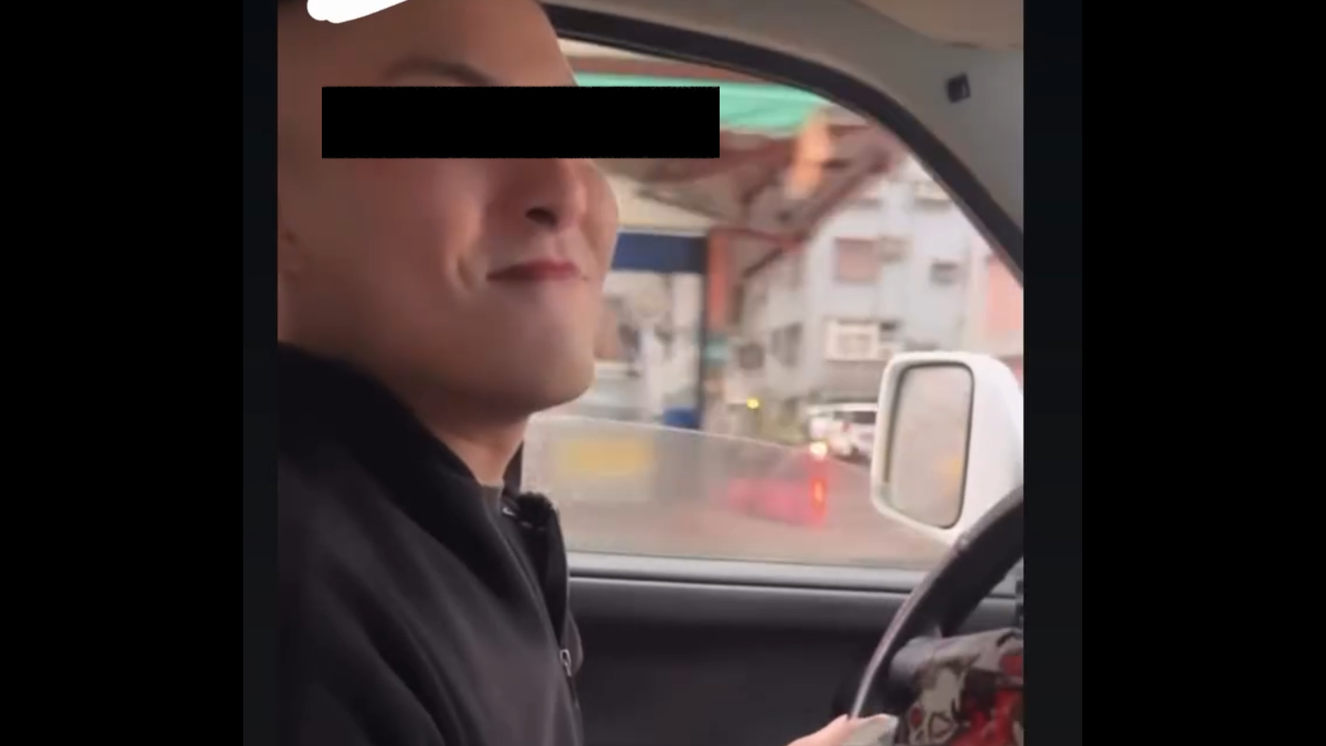 24歲蔡姓男子駕車行經八里區中華路、舊城路口時,竟持水彈槍伸出車窗外,沿途射擊過路人車,副駕駛座的女乘客還將過程拍攝後上傳社群網站Threads炫耀。