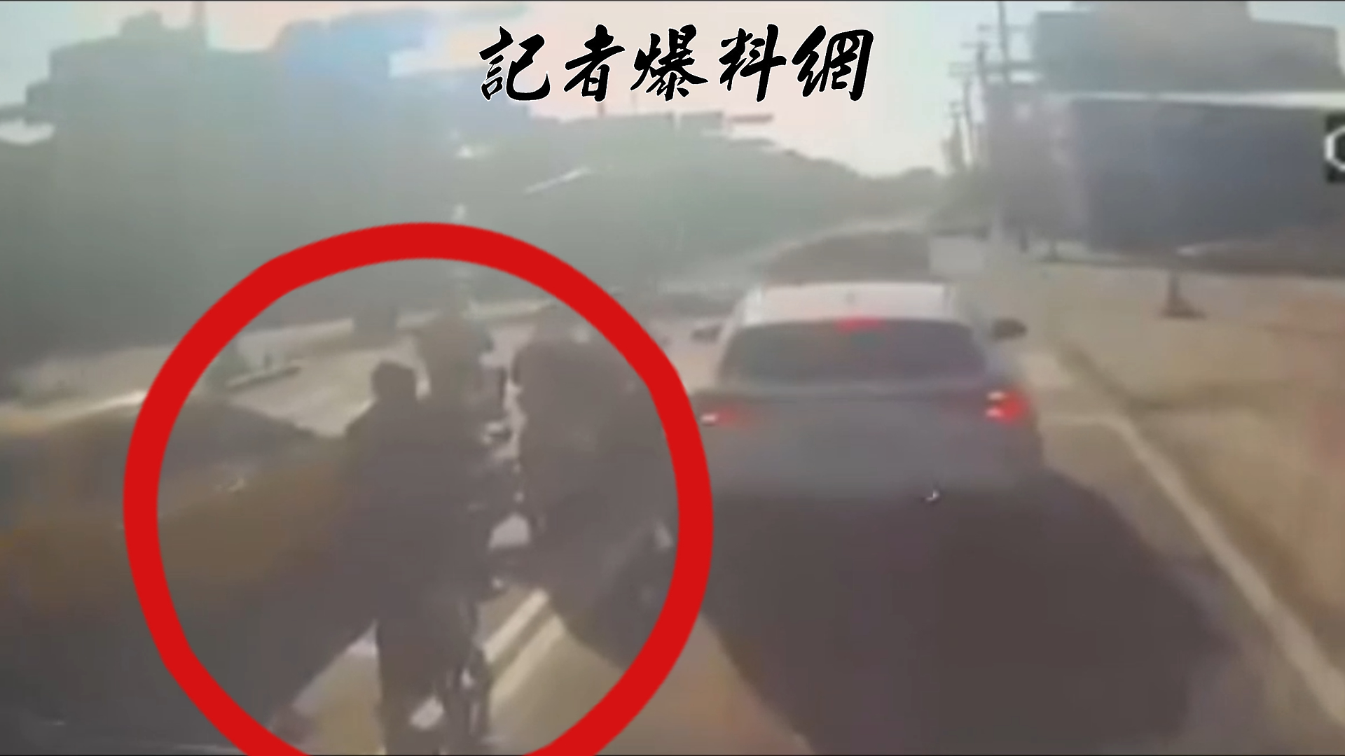 56歲詹男駕駛曳引車,疑因未注意車前狀況,導致車輛與停在同向停等區的洪姓女騎士發生擦撞。