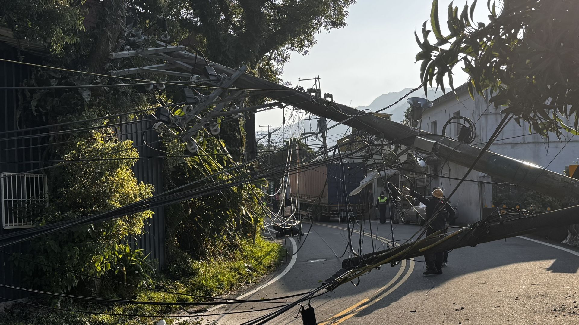 29歲龔姓男子駕駛營業貨運曳引車,行經三峽區白雞路時,疑因車輛高度超過限高勾扯電線,當場拉倒1根電線桿。