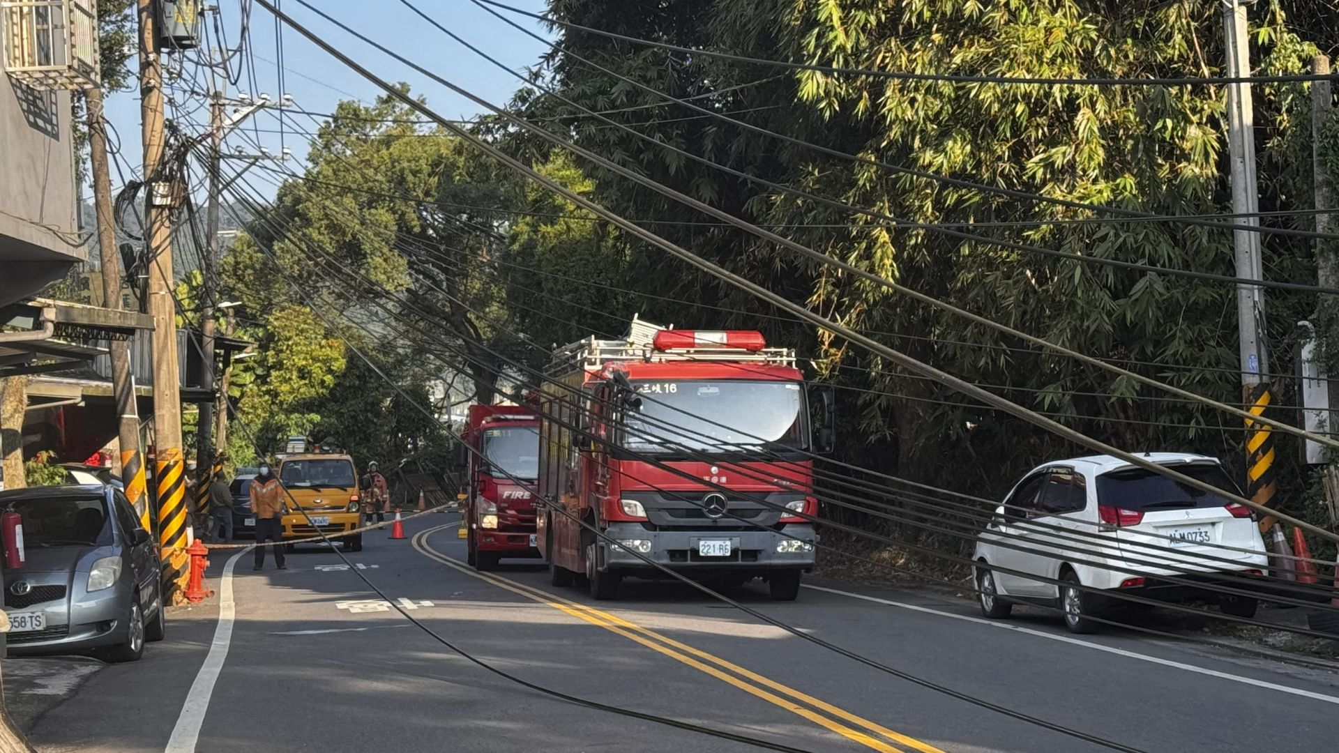 台電台北西區營業處表示,事故造成添福、嘉添等一帶共596戶停電,已立即派員前往現場全力搶修。